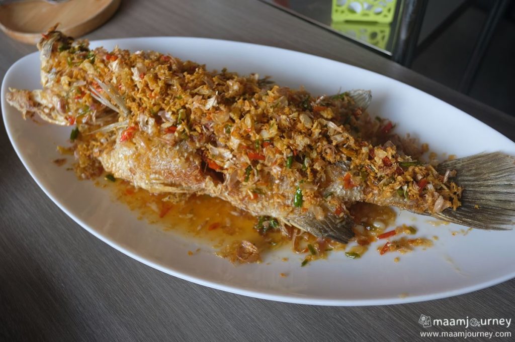 Kungthong Seafood_กุ้งทอง_ปลากะพงทอดพริกสามรส_2