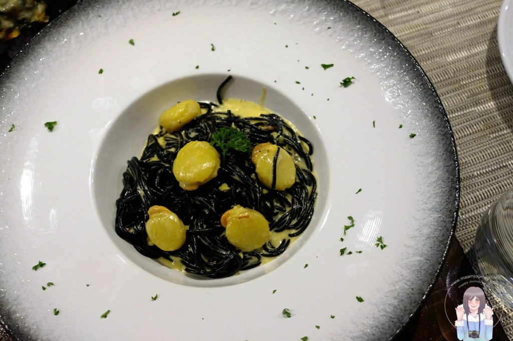 Black Ink Angel Hair with Sea Scallops in Saffron, Pernod Cream Sauce พาสต้าแองเจิ้ลแฮร์หมึกดํากับหอยเชลล์ซัฟฟรอนและซอสครีม