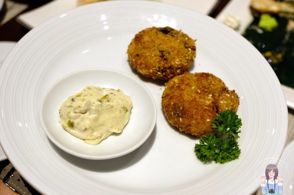 Crab Cake with Remoulade Sauce เนื้อปูคลุกเกล็ดขนมปังทอดกับซอสมายองเนสใส่เครื่องเทศ