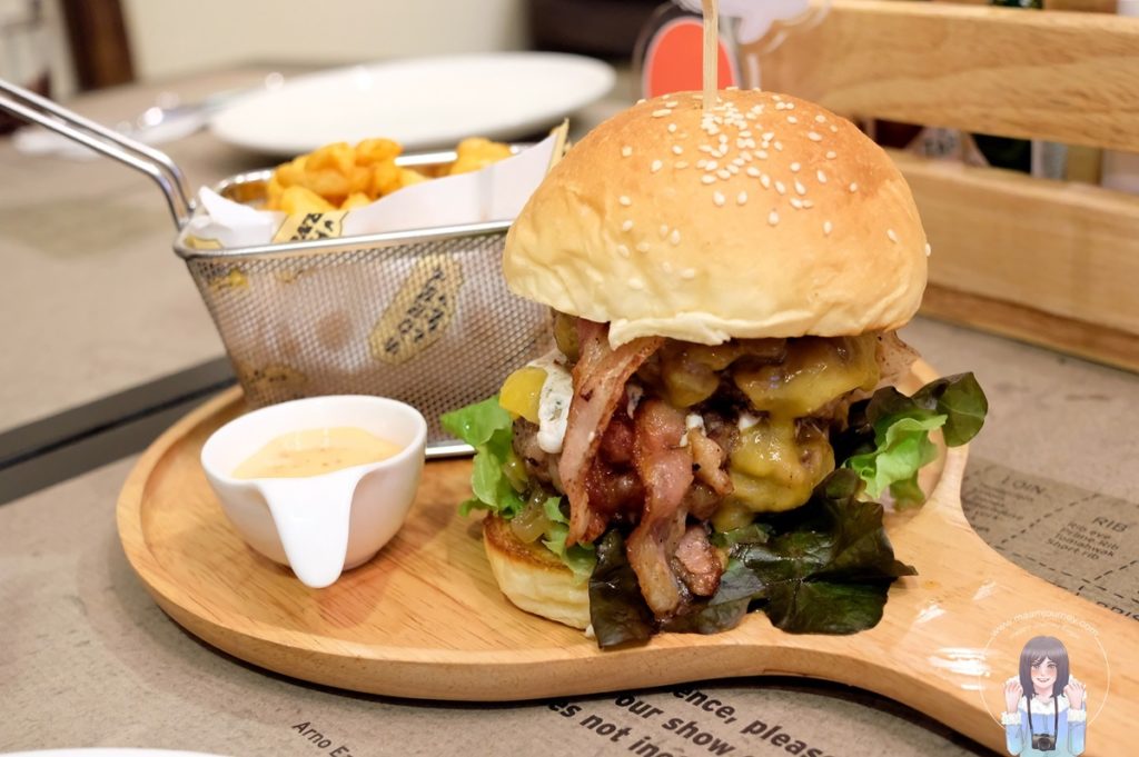 Hungrarian Style Burger (250 บาท)