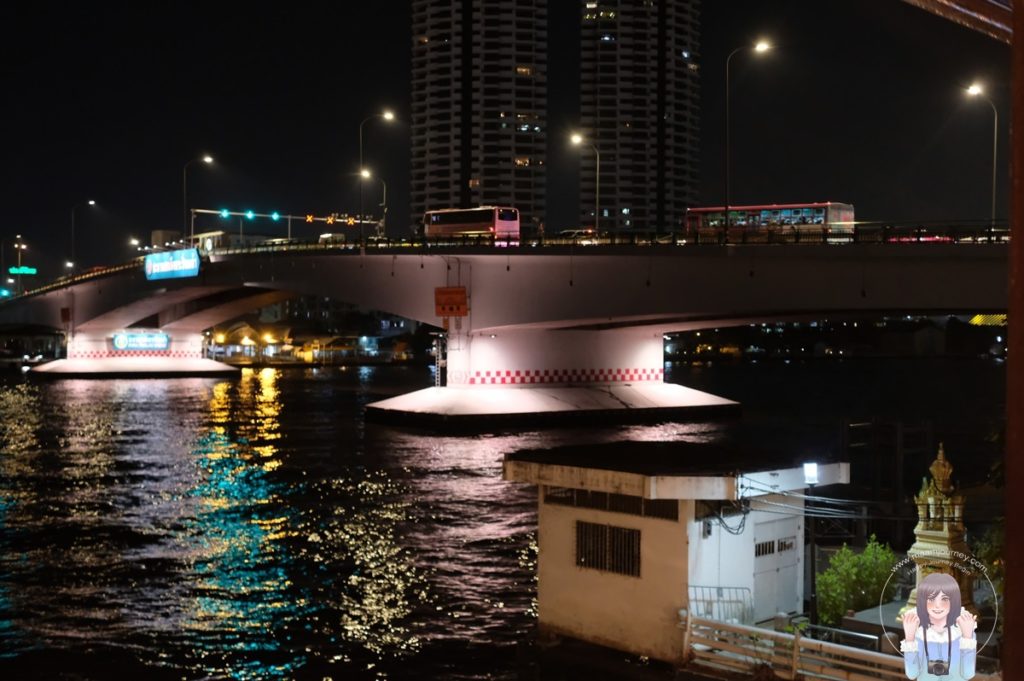 บรรยากาศริมน้ำในตอนกลางคืนบ้าง