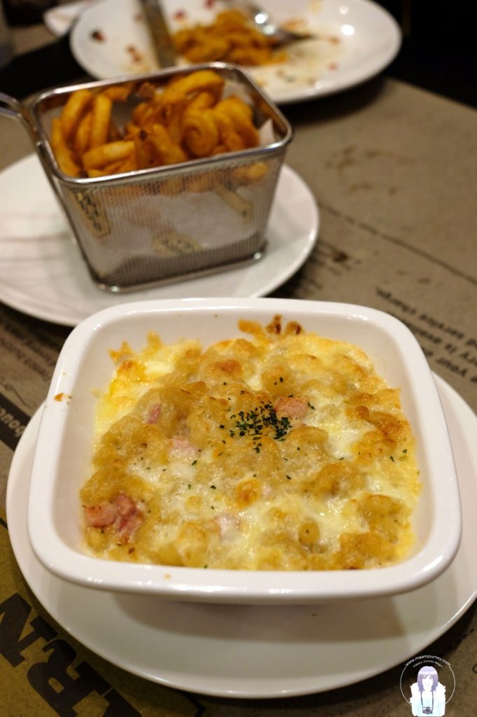 Arno’s Mac & Cheese with Ham (190 บาท) & Curly Fries (90 บาท)