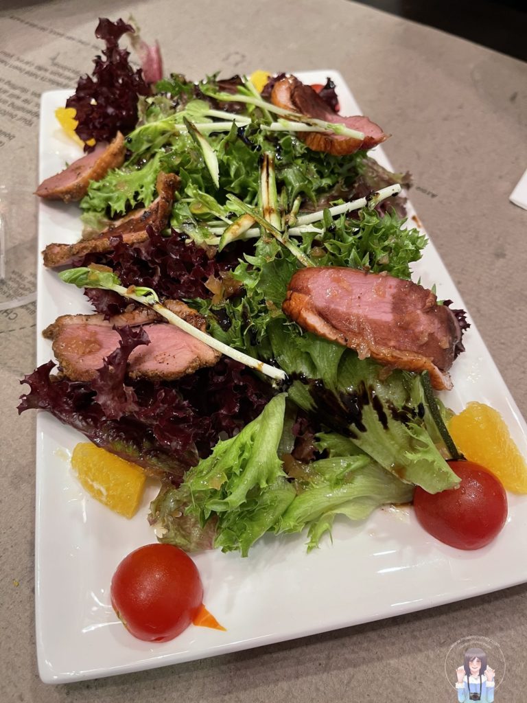 Smoked & Pastrami Duck duo Salad (310 บาท)