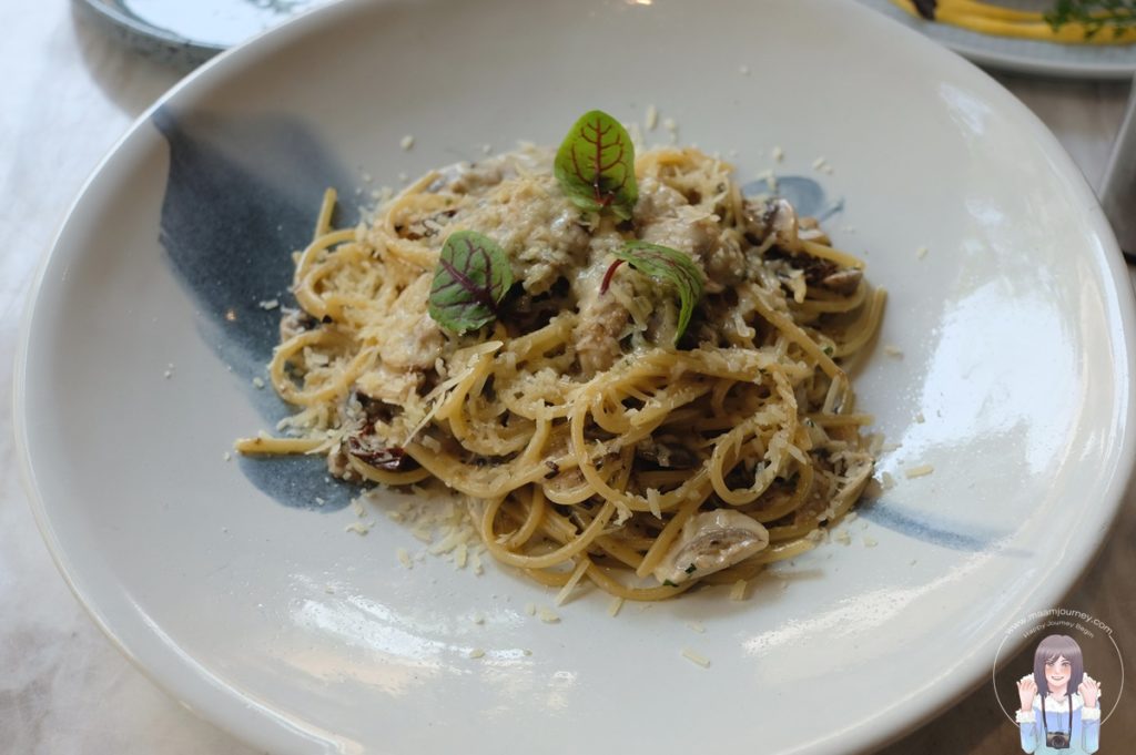 Spaghetti Black Truffle with Sun Dried Tomato (390 บาท)