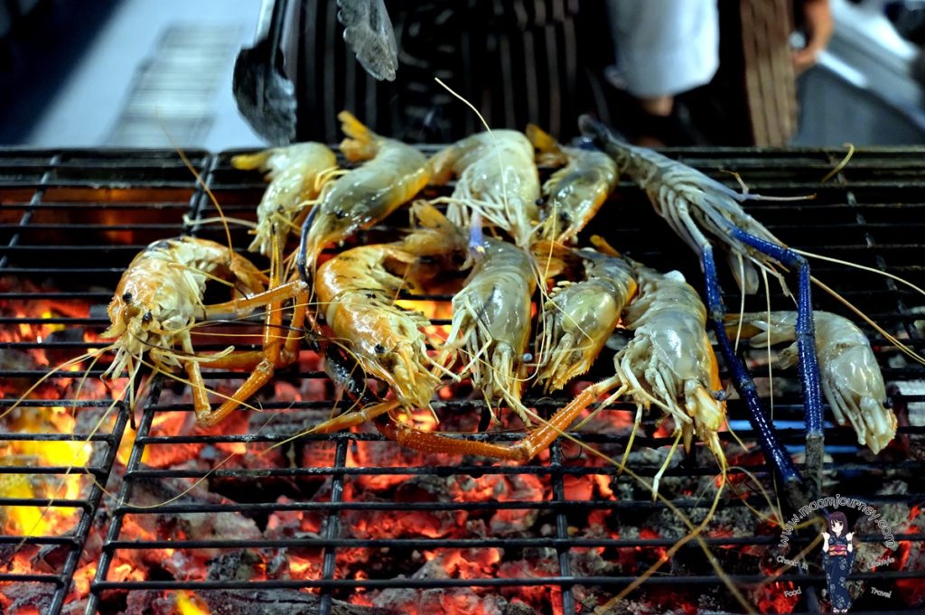 กุ้งเผาในเตาร้อน ๆ