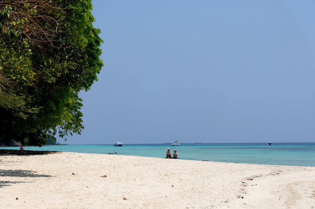 เดินเล่นชายหาดสักนิด คนน้อย ๆ กำลังดี