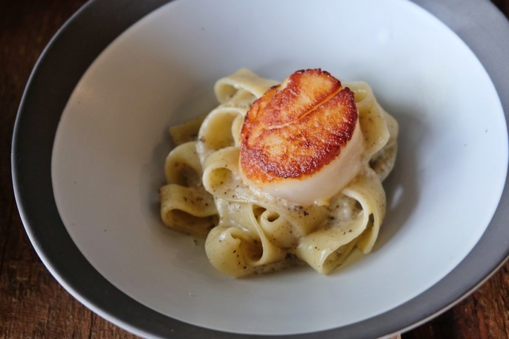 เฟตตูชินี่หอยเชลล์ซอสครีมทรัฟเฟิล (Hokkaido Scallop Truffle Fettuccine)