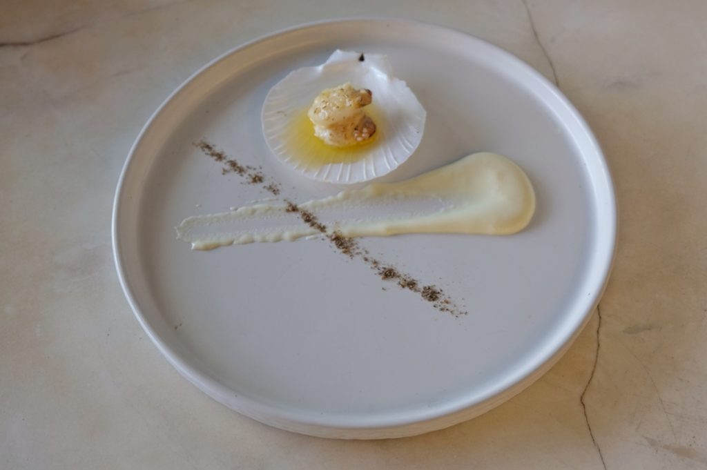หอยเชลล์อบเนยกระเทียม (Garlic Butter Scallop)