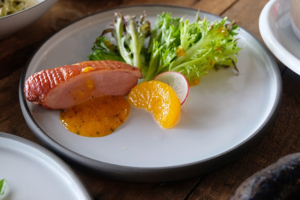 สลัดอกเป็ดซอสส้มทารากอน (Smoked Duck Breast Salad with Orange Tarragon Sauce)