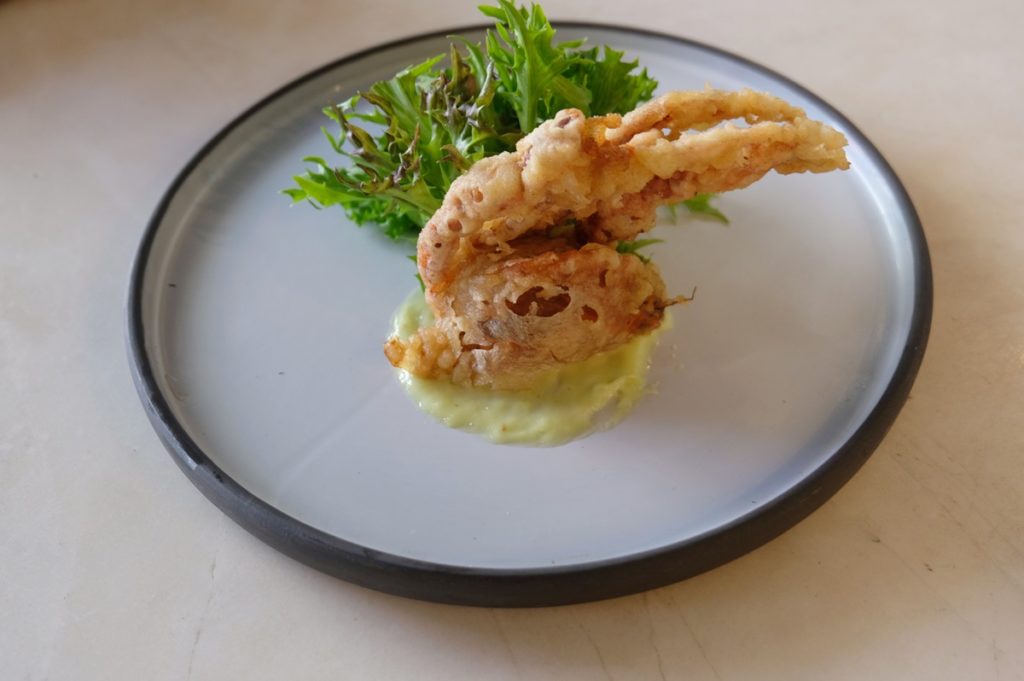 สลัดปูนิ่มซอสวาซาบิมาโย (Soft-shell Crab Salad with Wasabi Mayo)