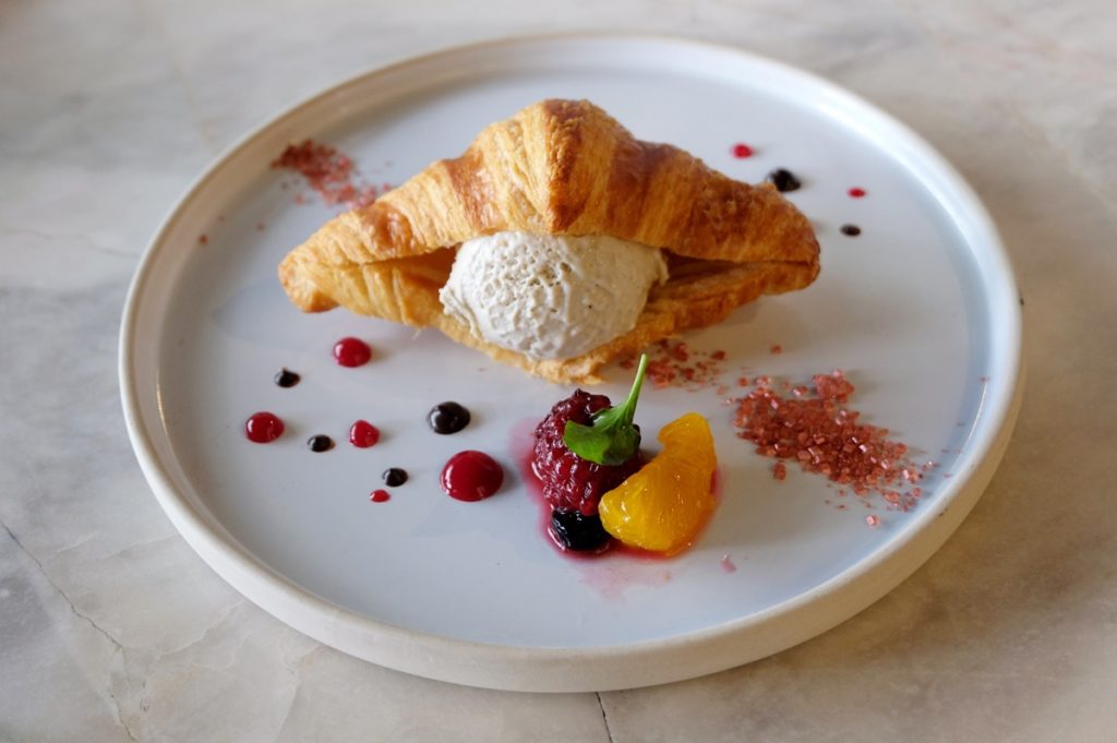 ครัวซองต์ไอศกรีมทรัฟเฟิล (Croissant with Truffle Ice Cream)