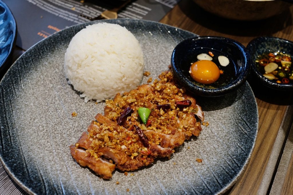 ข้าวคอหมู S-Pure คั่วพริกเกลือ + ไข่ดองน้ำปลา (279.-)