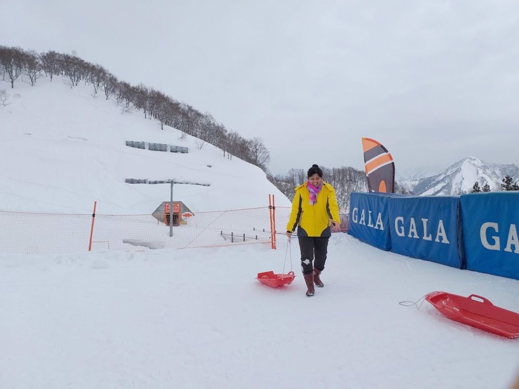 เล่นถาดเลื่อนหิมะที่ Gala Yuzawa 1กันค่ะ