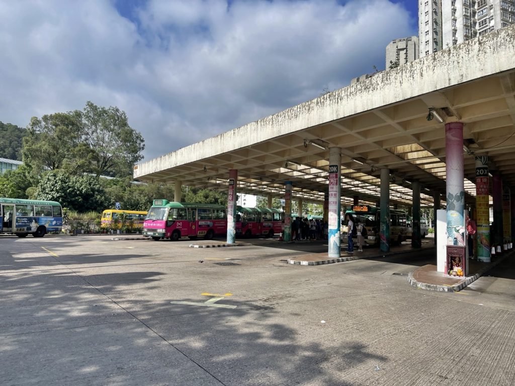 จุดขึ้นรถเมล์ Mini Bus ที่สถานี Tai Po Market ใช้ทางออก B