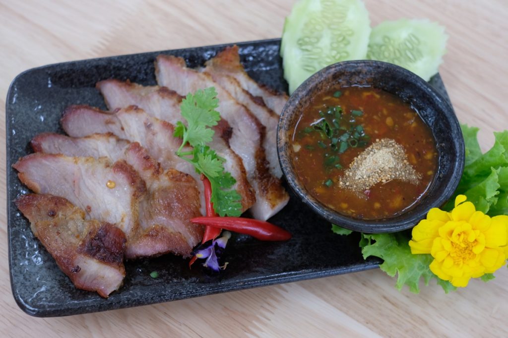 คอหมูย่าง น้ำจิ้มแจ่ว Grilled pork collar with Thai North-East style sauce 189.-