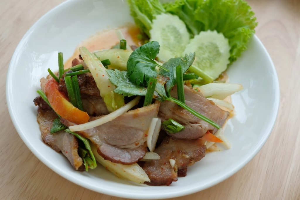 ยำไทยคอหมูย่าง Spicy grilled pork collar salad