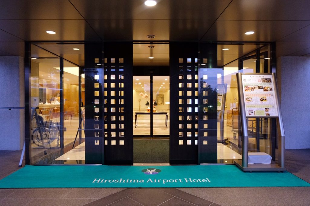 เดินเข้าไปในโรงแรม Hiroshima Airport Hotel กันค่ะ