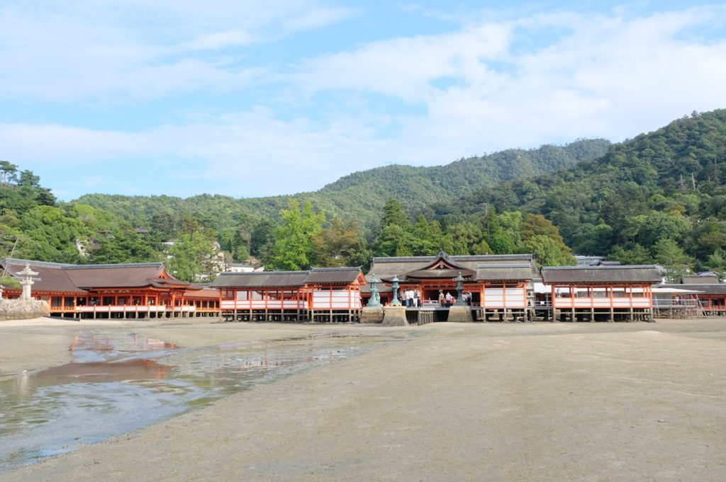 Itsukushima Shrine (ศาลเจ้าอิทสึคุชิมะ) บนเกาะ Miyajima Island